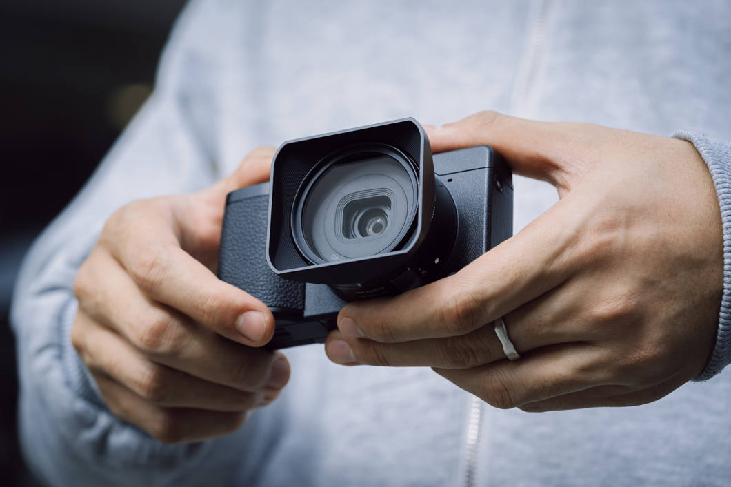 Ricoh GR IV med NiSis fyrkantiga JetMag Pro-motljusskydd i två händer