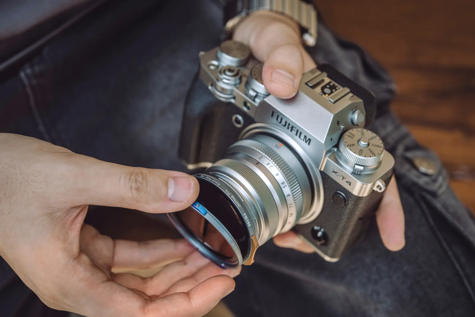 Adapterring skruvas in i filtergängan på ett objektiv till en Fujifilm-kamera