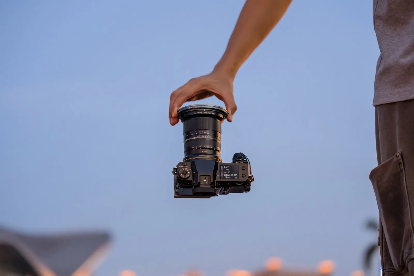 Kamera med NiSi JetMag Pro 95-filter på ett vidvinkelobjektiv mot blå himmel